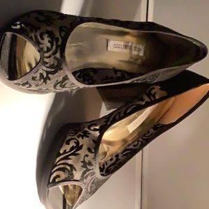 Ann Marino size 91/2 black crepe pump